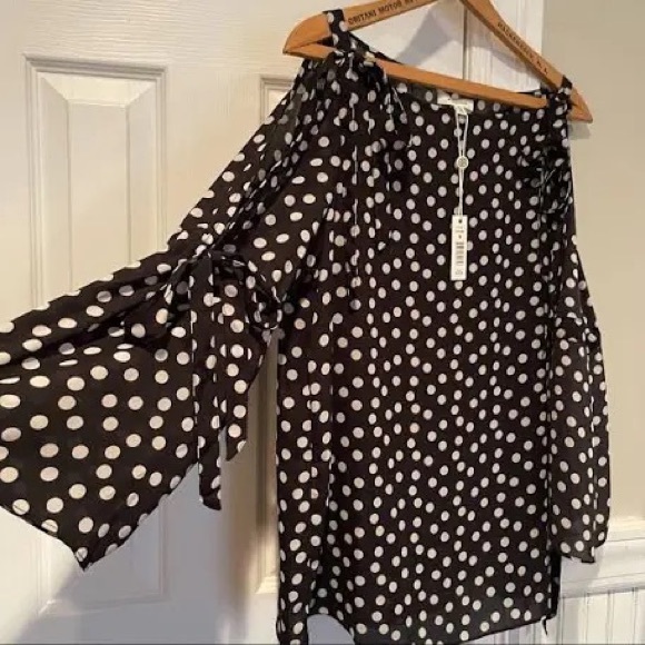 Max Studio- Open shoulder, 3/4 length top. - Picture 2 of 2